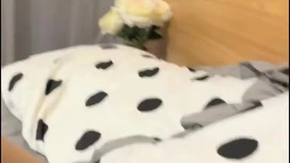 商场某品牌男装美女导购员和经常光顾的客人一起吃饭呗灌醉带到酒店随意玩弄啪啪,长得真不错!