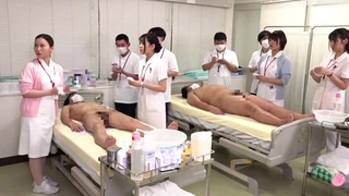 再婚伴侶的兒子（已成年）無法離開胸部，被迫讓我（媽媽）授乳搗蛋遊戲。 JULIA