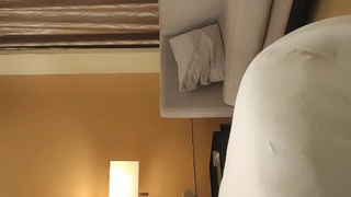 大学生给她的邻居一个彻底的口交,剃光了的丰满的阴户