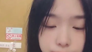 丁字裤学妹，射完把精液全部涂在奶子上