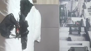 蝉女老婆大奶勾引我给我乳交