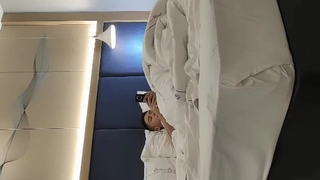 尤物姐妹花全程露脸情趣诱惑大秀直播跟狼友互动撩骚，揉奶玩逼掰开小穴看特写，给大哥舔弄大鸡巴看着好骚啊第01集