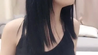 青春期的兄妹趁父母不在家玩乱伦