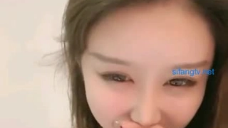 两个18-19岁的大学女孩之间的激情性爱