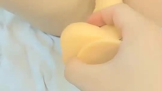 大学生沉迷于青少年色情片,扭动着身体