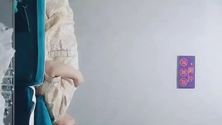 看一个可爱的学生在宿舍房间里自慰