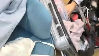 和小男友通着电话挨操